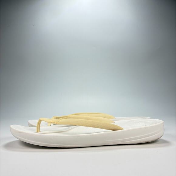 FitFlop iQushion Ergonomic White Flip Flops Comfort Sandals Women’s Size 8 - Picture 3 of 7